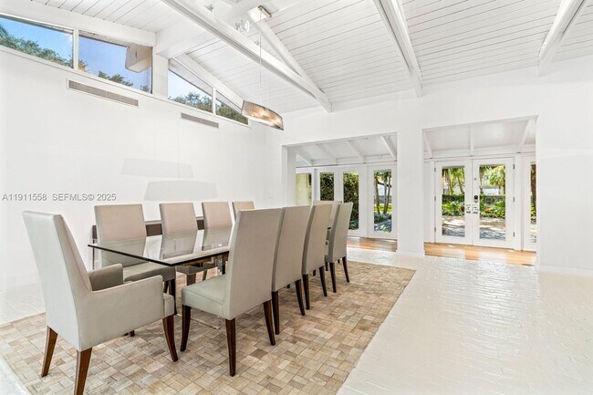 Building Photo - 11015 Lakeside Dr