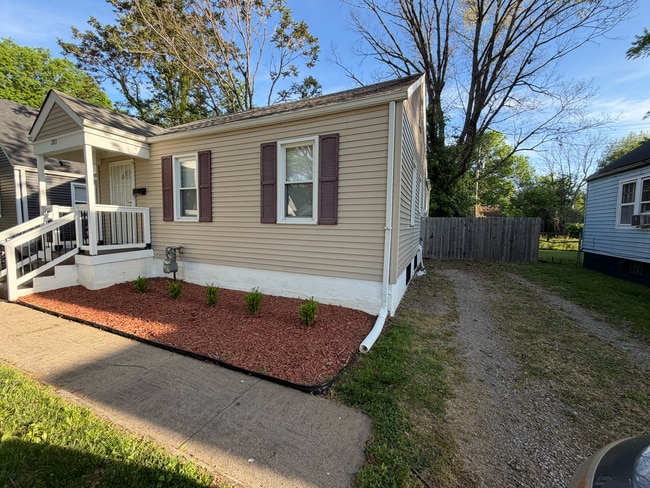 Building Photo - 2811 Narragansett Dr