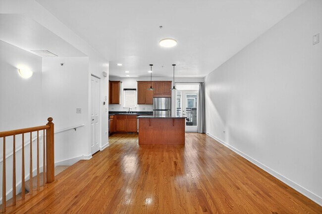 Building Photo - Charming 2BR Townhome in Chicago