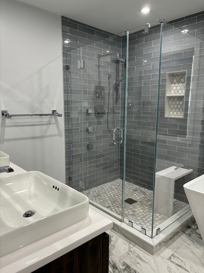 Building Photo - 6805 Millwood Rd