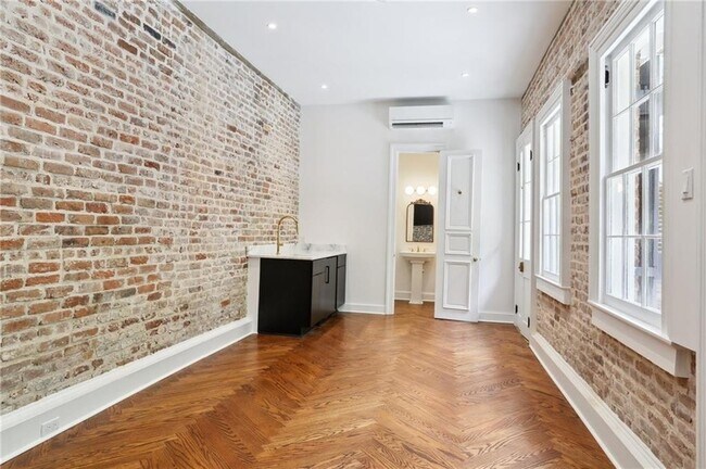 Building Photo - 810 Bourbon St