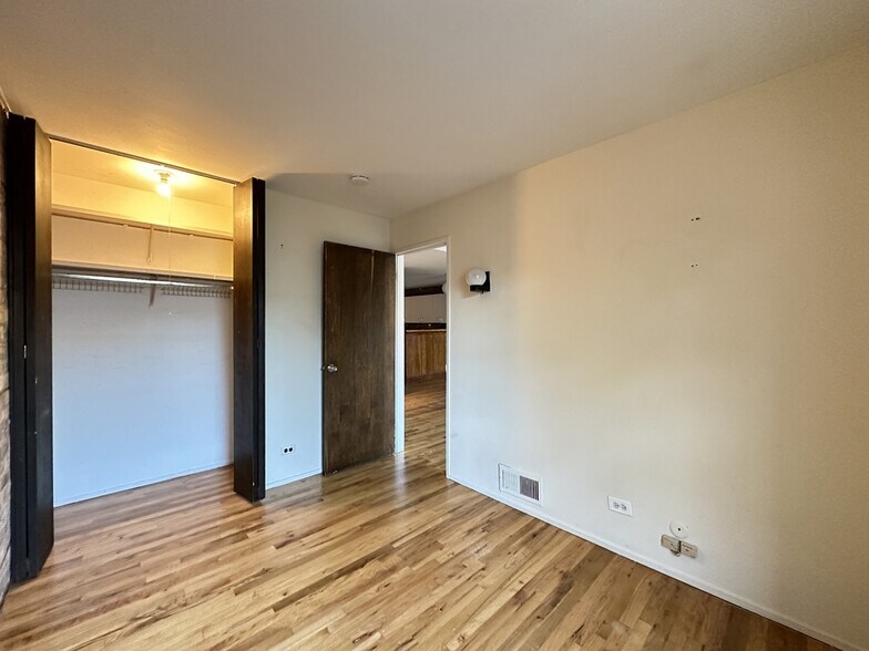 Building Photo - 614 W Surf St