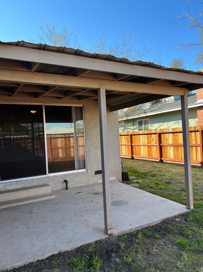 Building Photo - Available right away - 4 bedroom 2 bath