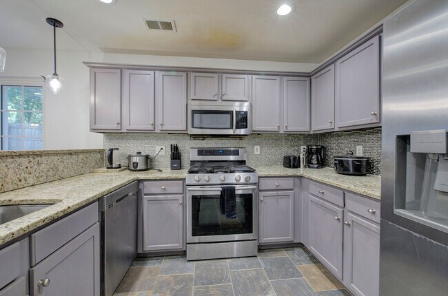 Building Photo - 7202 Cedar Forest Dr