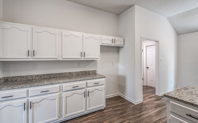 Building Photo - 5624 Annandale Dr
