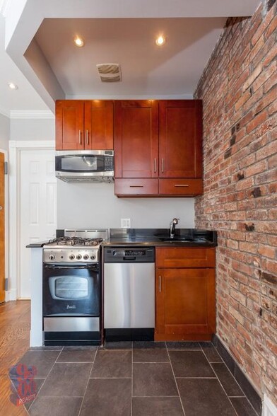 Building Photo - 213 E 26th St