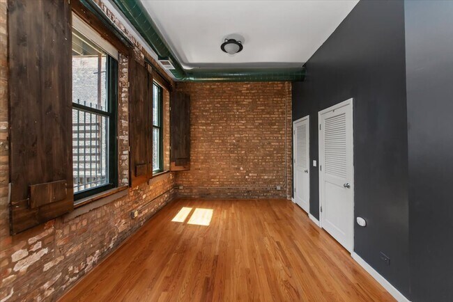 Building Photo - 1470 N Milwaukee Ave