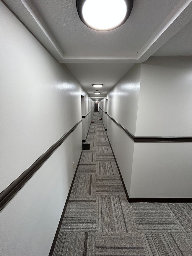 Building Photo - Rent Special through 5/31 - Convenient & N...