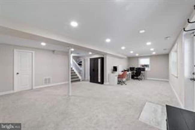 Building Photo - Modern 4 bedroom with fenced backyard