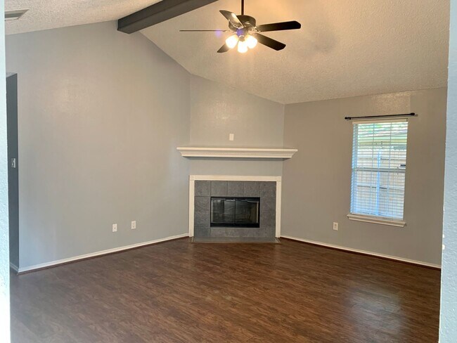 Building Photo - Fantastic 4 Bedroom 2 Bathroom house in So...