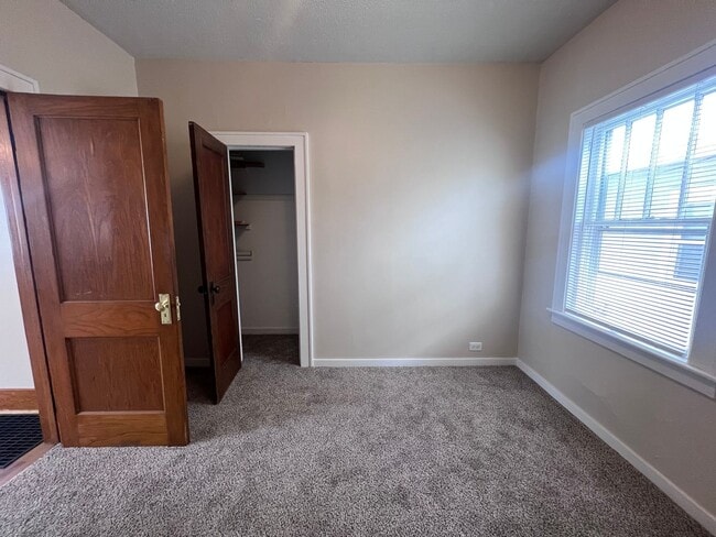 Building Photo - Three Bedroom Single Family Home on SW Side!