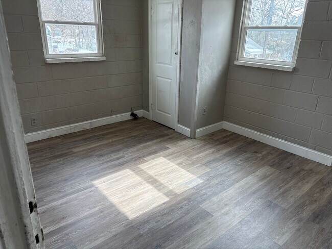 Building Photo - 2 bedroom, 1 bathroom home available in Winston-Salem!