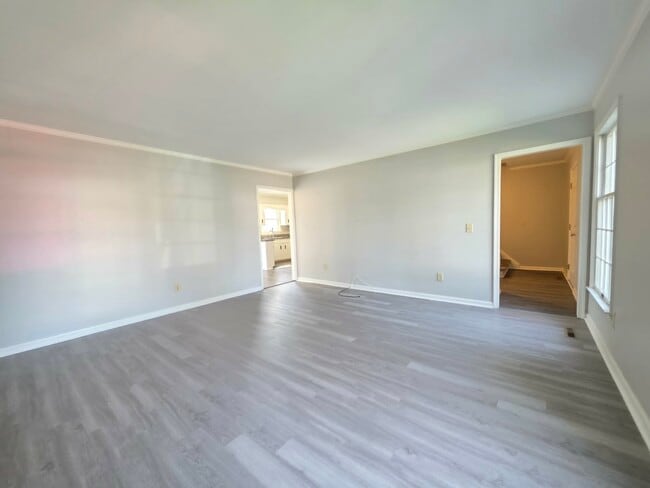 Building Photo - 830 Larch Way