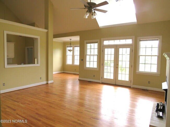 Building Photo - 400 Landfall Ct