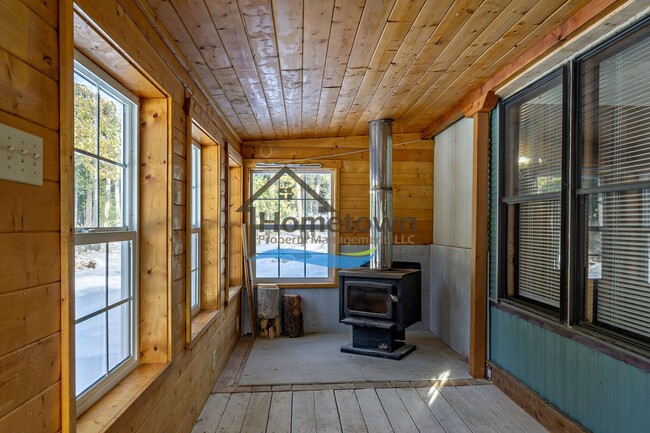 Building Photo - 2 Bedroom 1 Bathroom Home in a Beautiful Remote Rustic Setting Available in Priest River!
