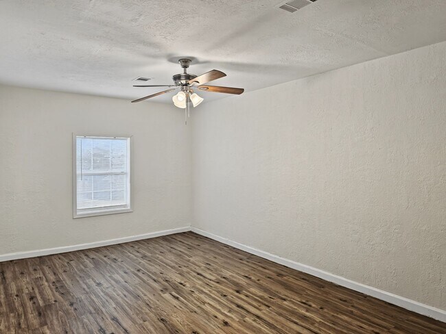 Building Photo - 206 Prune St
