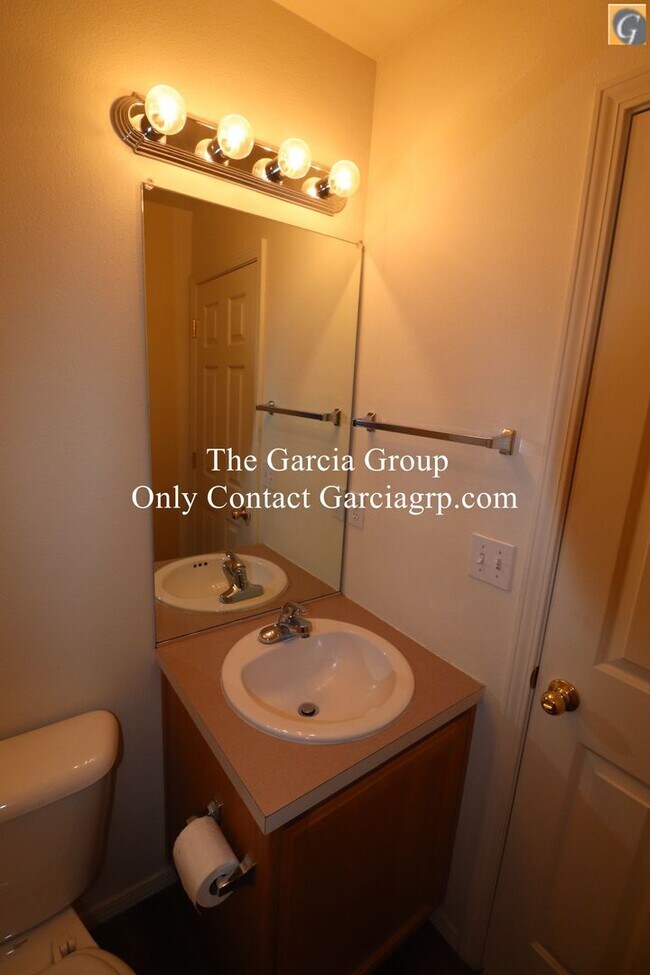 Building Photo - Great 4 bedroom 2.5 bathroom Single Family...