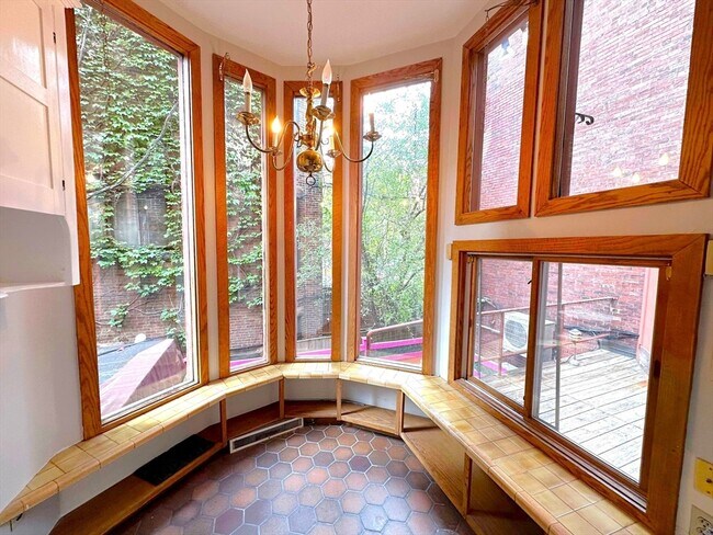 Building Photo - 32 Gloucester St