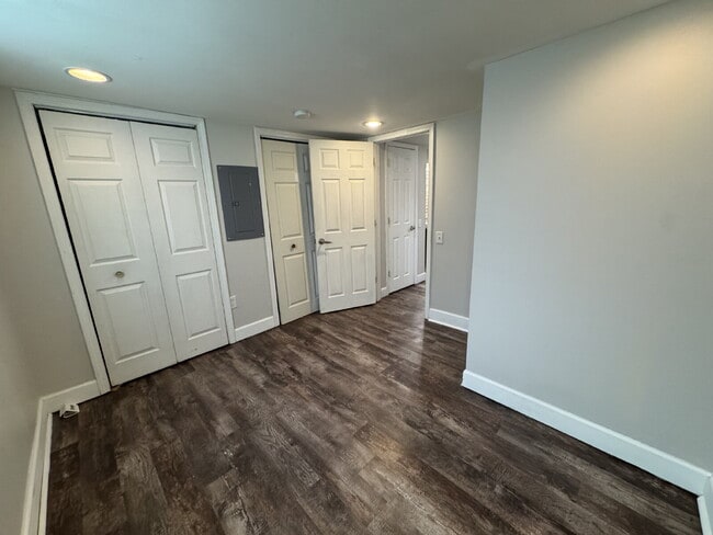 Building Photo - BIG SPACE. MODERN COMFORT. UNBEATABLE VALUE: 3 Bed, 2 Bath Duplex Delight!