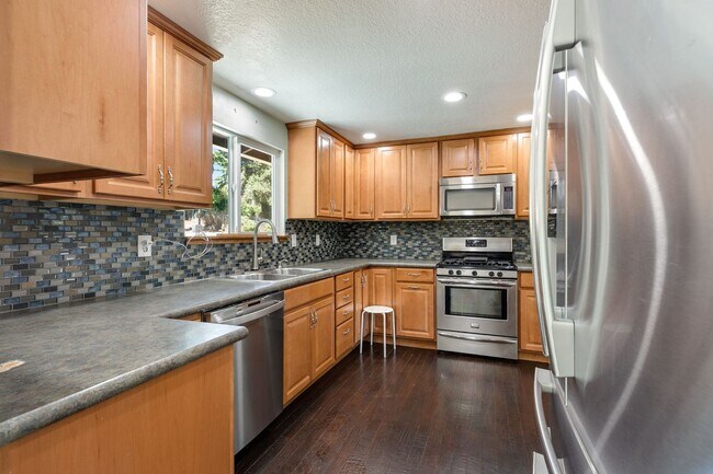 Building Photo - 8620 Shadow Wood Dr