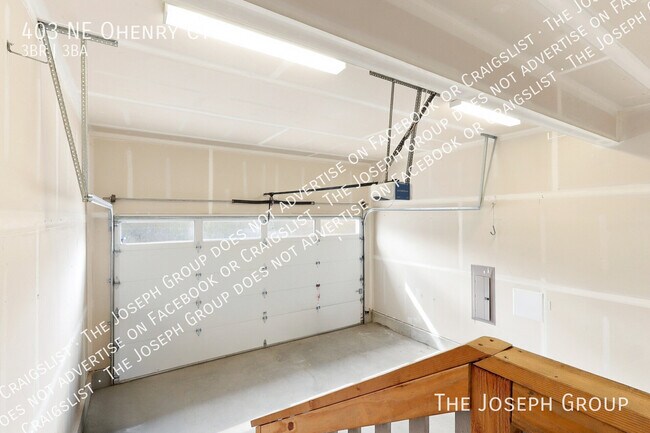 Building Photo - 403 NE Ohenry Ct