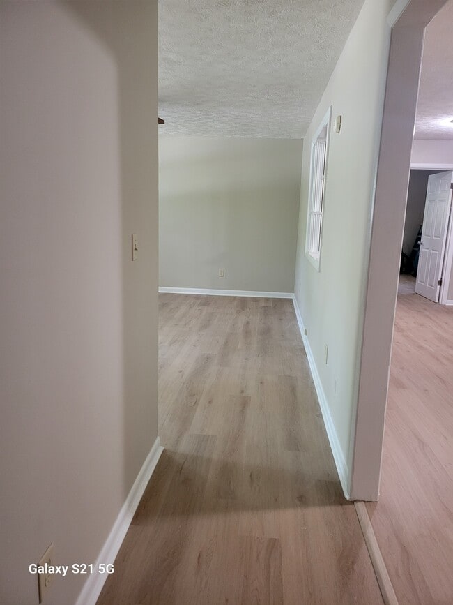 Building Photo - 253 Ivanhoe Ln