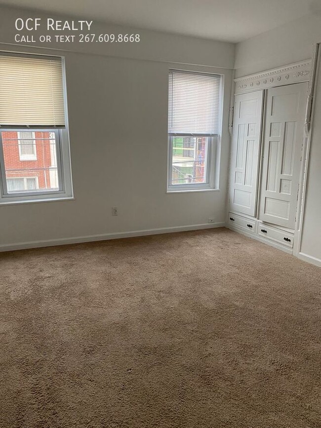 Building Photo - Large Renovated Point Breeze Rowhome