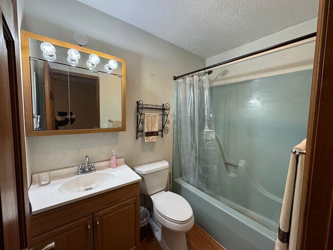 Building Photo - Rent free December & January  ! Sign a lease in December and enjoy December and January rent free!