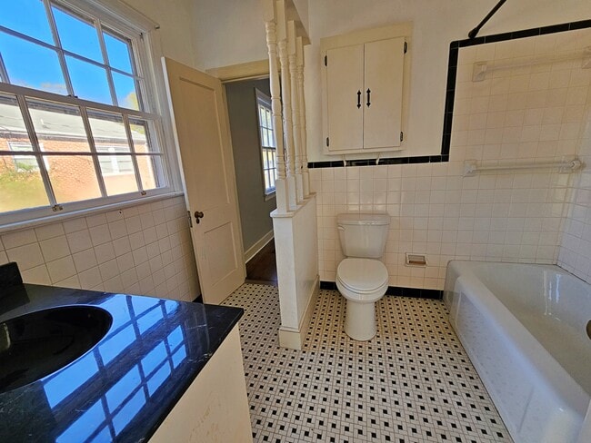 Building Photo - 541 W Sumter St