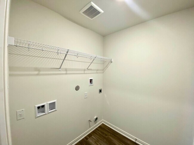 Building Photo - Brand new 4 bedroom, 2 bath home in the Pr...
