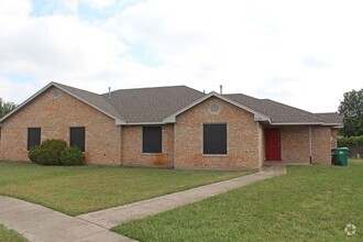 Building Photo - Great 3 Bdrm 2 Bath 1/2 Duplex in Denton Tx