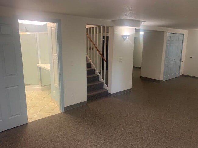 Building Photo - Colonial Style Home on Park-Like Grounds