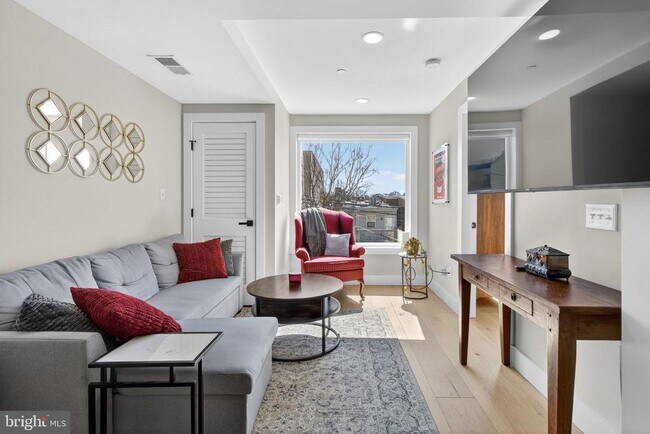 Building Photo - 919 12th St NE