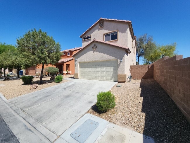 Building Photo - Beautiful detached home with fully fenced back yard.