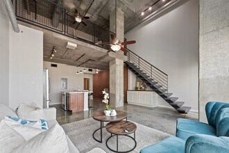 Building Photo - 2000 Bagby St