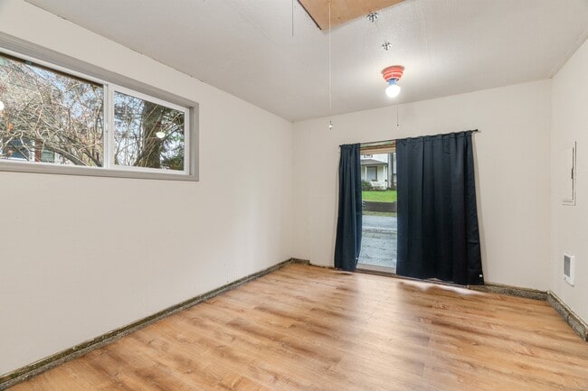 Building Photo - 744 W Marcy Ave