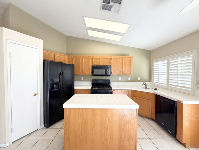Building Photo - COMING SOON! LOVELY 3 Bedroom + Den/ 2 Bath POOL Home In N. La Quinta!