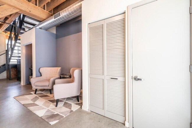 Building Photo - 527 Molino St