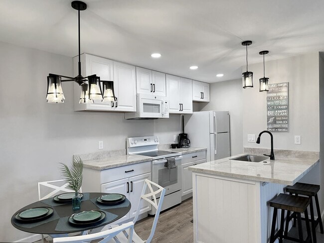 Primary Photo - Fully Furnished Two Bedroom / Two Bath Wai...