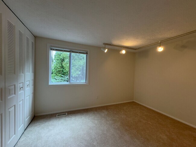 Building Photo - Charming 2 Bedroom/1.5 Bathroom End-Row To...
