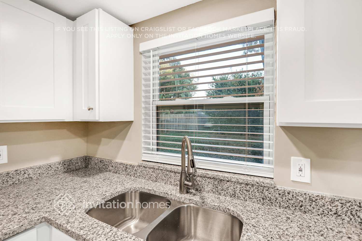 Building Photo - 9900 Lakeside Ln