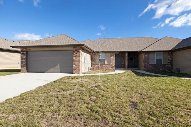 Building Photo - 552 W Danielle St