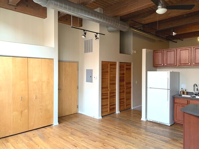 Building Photo - 1500 W Monroe St