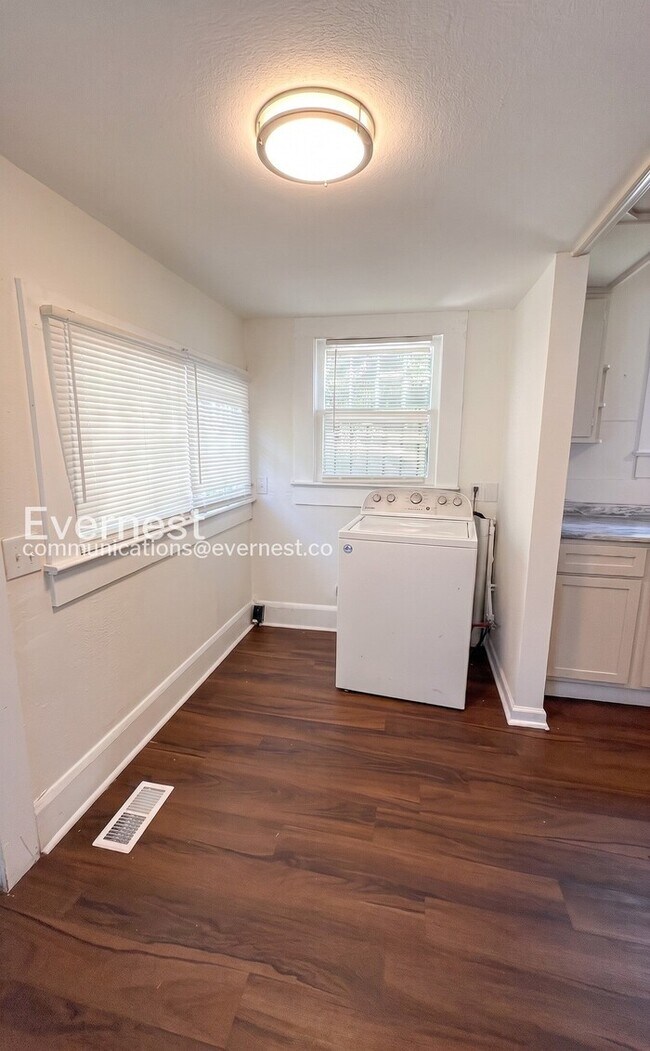 Building Photo - 3 Bed/2 Bath Home with Fenced Yard / Available Now!