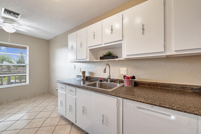 Building Photo - 2411 Papaya Dr