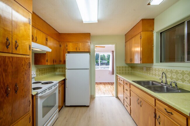 Building Photo - Charming, Newly-Renovated 3 Bed, 1.5 Bath ...