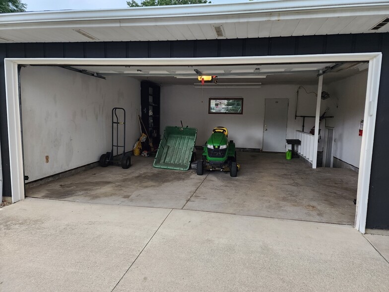 2 car attached garage - 20311 Village Green Dr