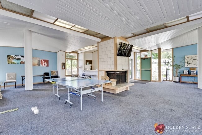 Building Photo - Updated 1 Bedroom Condo with Oversized Private Patio in Prime Mountain View Location