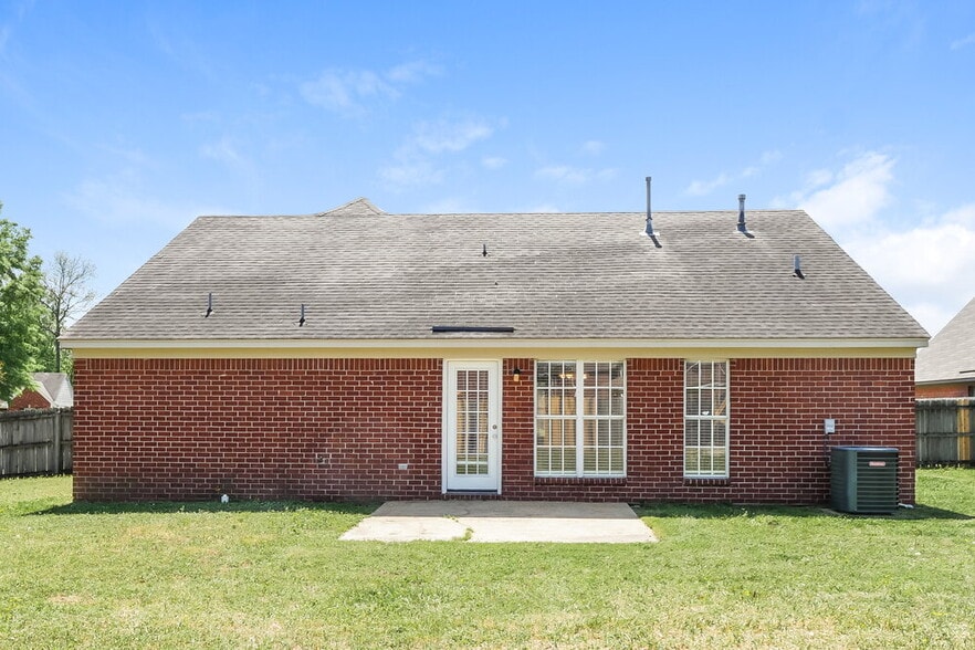 Building Photo - 10734 Ridgefield Dr