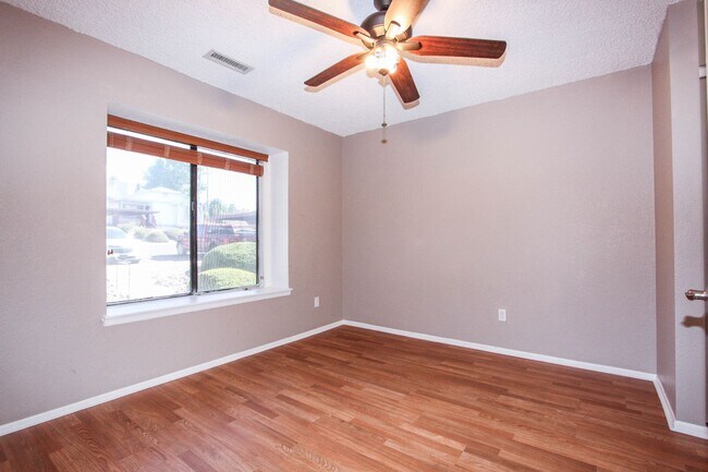 Building Photo - 2 Bedroom 2 Bath Condo in Montana Terrace